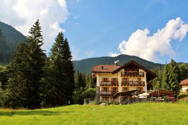 Foto Außenansicht Hütten-Hotel Sat Lagorai