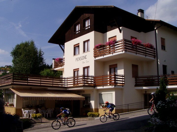 Foto Außenansicht Hotel Villa Ester