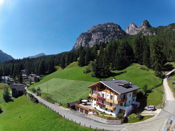 Foto Außenansicht Ferienwohnungen Ciasa Col Cuch