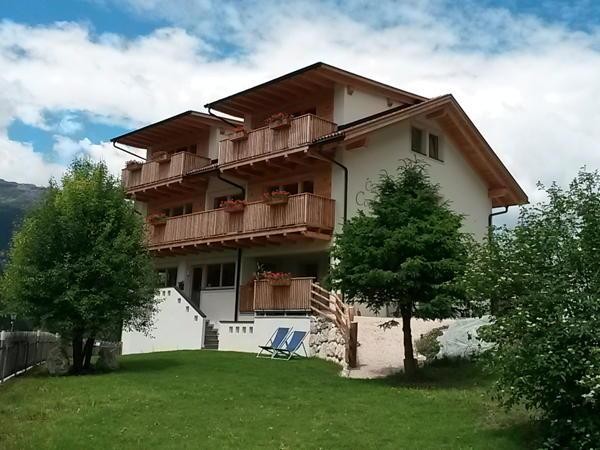 Foto Außenansicht Ferienwohnungen Ciasa Costadedoi