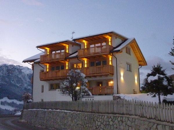 Foto Außenansicht Ferienwohnungen Ciasa Costadedoi
