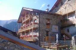 Bauernhof Alpes d’OC: typisches Gasthaus, Wohnungen und Zimmer