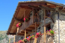 Agriturismo Alpes d’OC: locanda tipica, appartamenti e camere