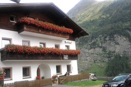 B&B + Appartamenti in agriturismo Bartlhof