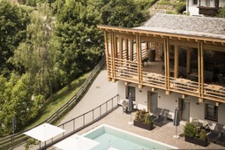 Presulis Hideaway Apartments & Restaurant