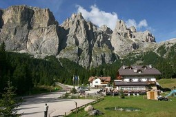 Mountain Hut-Hotel Monti Pallidi