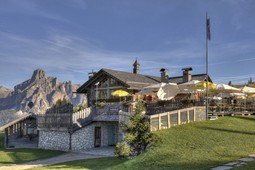 Mountain hut with rooms La Marmotta