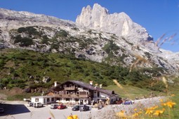 Rifugio con camere Passo Fedaia