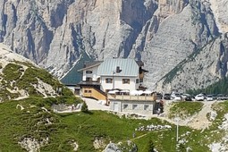 Rifugio con camere Valparola