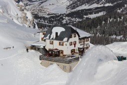 Rifugio con camere Valparola