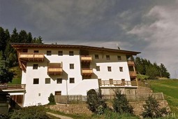 Farmhouse B&B + Apartments Putzerhof