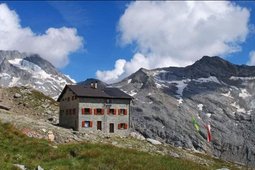 Mountain hut Hochfeilerhütte