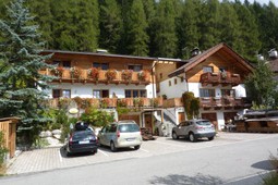 B&B (Garni) + Residence Sonnenuhr