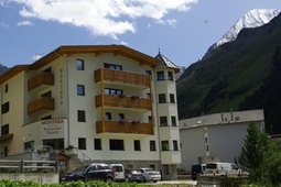 Small hotel + Apartments Montana & Firn