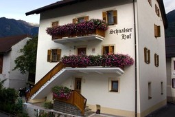 B&B + Ferienwohnungen auf dem Bauernhof Schnalser Hof