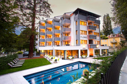 Flora Hotel & Suites