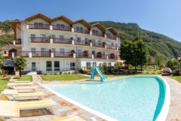 Garni-Hotel + Appartamenti Grüner Baum / Albero Verde