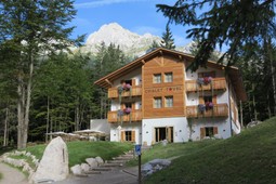 Hotel Chalet Tovel - Mountain Lake