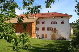 B&B + Appartamenti in agriturismo Maso San Bartolomeo