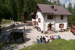 Rifugio con camere Giaf