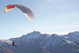 Paragleiter und Snowboarder Gabriel Rainer