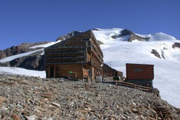 Mountain hut with rooms Quintino Sella Al Felik
