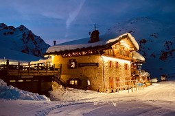 Mountain hut Lo Riondet