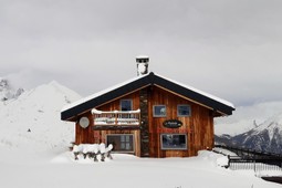 Mountain hut Lo Ratrak