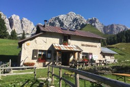 Rifugio con camere Boz