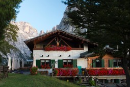 Mountain hut with rooms La Montanara