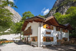 Mountain hut Croz dell'Altissimo