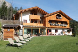 Garni (B&B) + Apartments Ciasa Urban