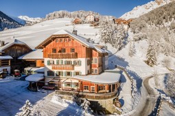 Pension + Ferienwohnungen auf dem Bauernhof Tlisöra - Speckstube