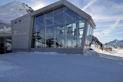 Mountain hut Panorama 3000 Glacier