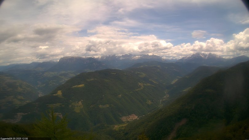 Blick auf das Eggental mit Rosengarten und Latemar