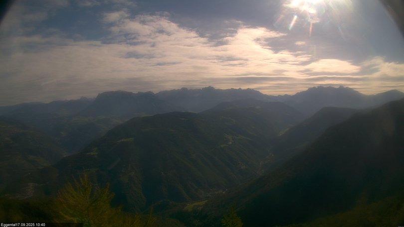 Blick auf das Eggental mit Rosengarten und Latemar
