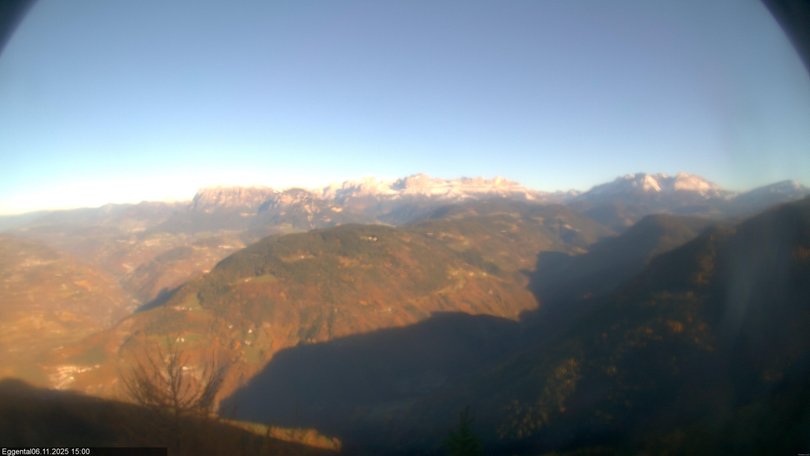 Blick auf das Eggental mit Rosengarten und Latemar