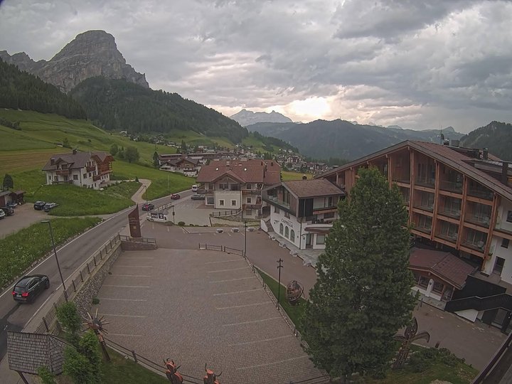 Webcam from Colfosco towards the Sassongher