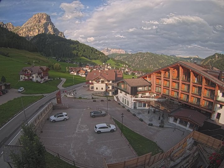Webcam from Colfosco towards the Sassongher