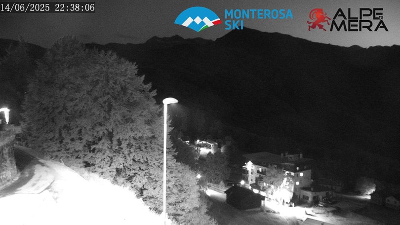Webcam on Mera and on the Camparient Refuge