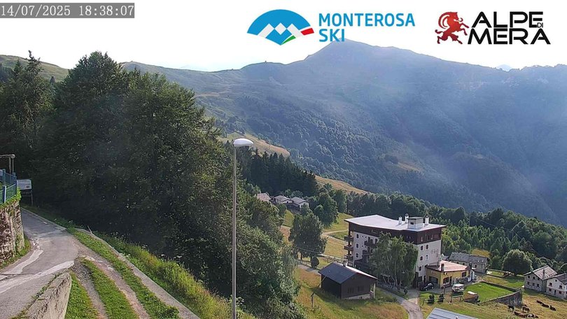 Webcam auf Mera und die Berghütte Camparient