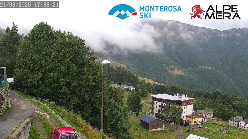 Webcam on Mera and on the Camparient Refuge
