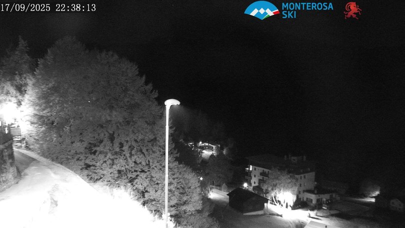 Webcam auf Mera und die Berghütte Camparient