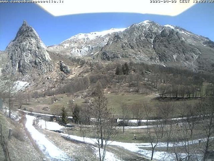 Webcam dal Rifugio Campo Base verso Rocca Provenzale