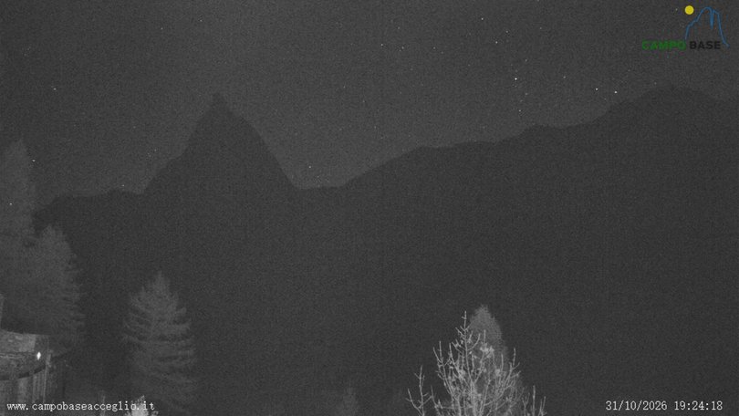 Webcam dal Rifugio Campo Base verso la Rocca Provenzale
