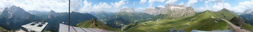 Webcam overlooking the Belvedere–Col Rodella ski area and the Pordoi Pass