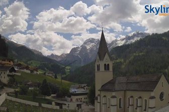 Webcam auf die Kirche von Wengen in Richtung Heiligkreuzkofel